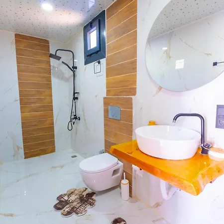 Villam Oezguel * Kaş