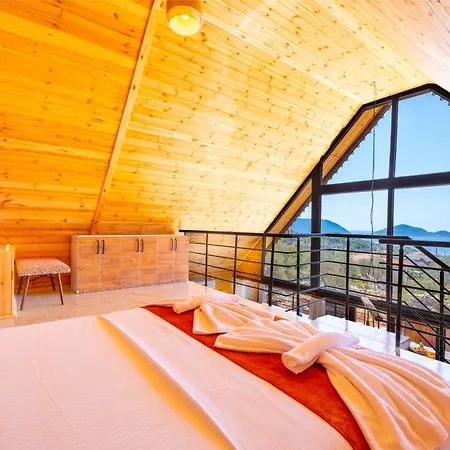 Villam Oezguel * Kaş